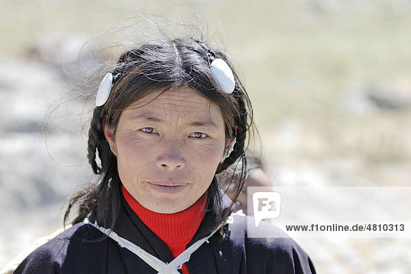 Tibetische Pilgerin mit Haarschmuck umrundet Berg am Namtso See  Himmelssee  Tibet  China  Asien