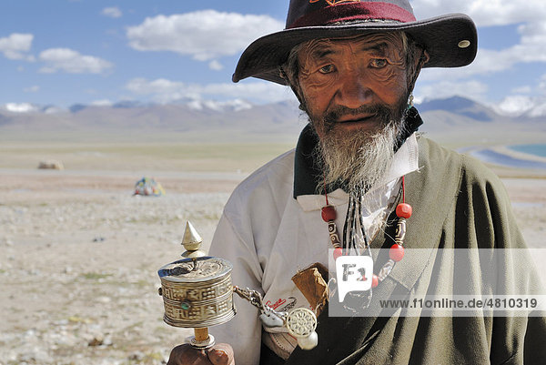 Tibetischer Pilger mit Gebetsmühle am Namtso See  Himmelssee  Tibet  China  Asien