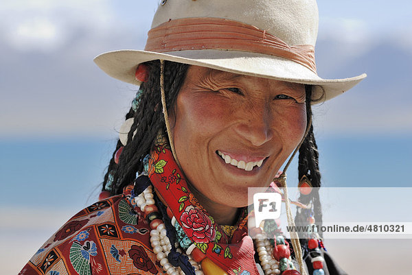 Tibetische Pilgerin in Tracht am Namtso See  Himmelssee  Tibet  China  Asien