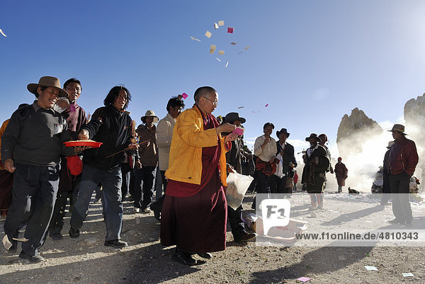 Monk and Tibetan pilgrims during a ceremony at Namtso Lake  Heavenly Lake  Tibetan  China  Asia