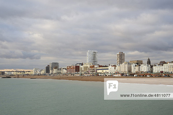Strand und Stadt vom Palace Pier aus gesehen  Brighton  West Sussex  England  Großbritannien  Europa