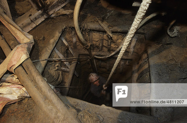 Klein-industrieller Zinn-Abbau  Arbeiter wird in einen vertikalen Schacht herabgelassen der zur Abbauwand führt  Provinz Thai Nguyen  Vietnam  Südostasien