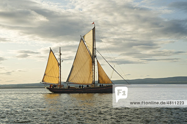 Altes Segelschiff  Ketsch mit zwei Masten  Chanonry Point  Black Isel  Moray Firth  Schottland  Großbritannien  Europa