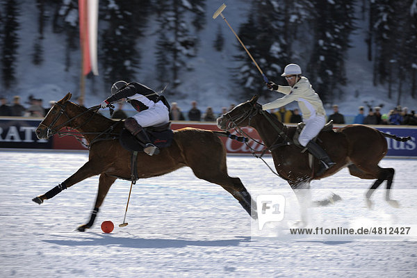 Polospieler jagen dem Ball hinterher  Team Maserati gegen Team Brioni  Poloturnier  26. St. Moritz Polo World Cup on Snow  St. Moritz  Oberengadin  Engadin  Graubünden  Schweiz  Europa