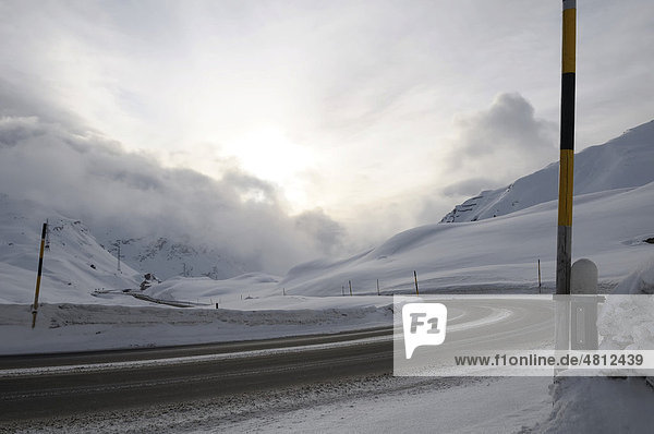 Straße über den verschneiten Julierpass  St. Moritz  Oberengadin  Engadin  Graubünden  Schweiz  Europa