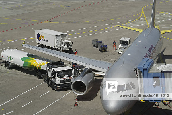 Flugzeug mit Gangway und Servicefahrzeugen wird betankt  Vorfeld  Flughafen Köln Bonn  Nordrhein-Westfalen  Deutschland  Europa