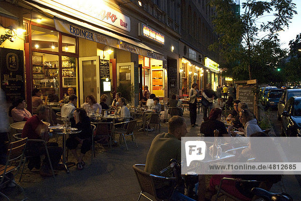 Nachtleben und StraßencafÈs in der Bergmannstraße  beliebte Kiezmeile  Kreuzberg  Berlin  Deutschland  Europa