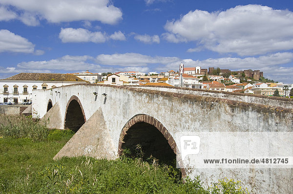 Ponte Velha  auch Ponte Romana  über den Rio Arade  Silves  Algarve  Portugal  Europa
