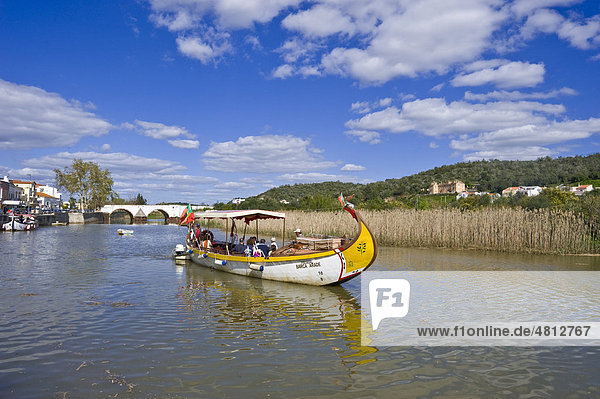 Historisches Fischerboot als Touristenboot auf dem Rio Arade  Silves  Algarve  Portugal  Europa