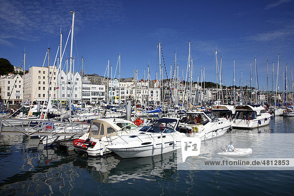 Segelboote im Yachthafen  Haupthafen  St. Peter Port  Guernsey  Kanalinseln  Europa