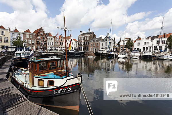 Romantischer kleiner Hafen mit historischen Häusern  Goes  Provinz Zeeland  Niederlande  Benelux  Europa
