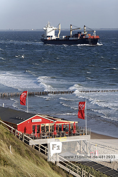Nordseestrand bei Zoutelande  Strandpavillon  und Frachtschiff  Walcheren  Provinz Zeeland  Niederlande  Benelux  Europa