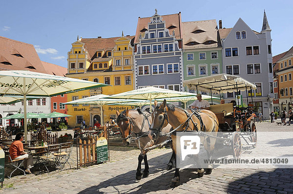 Marktplatz mit Pferdekutsche in der Altstadt von Meißen  Sachsen  Deutschland  Europa