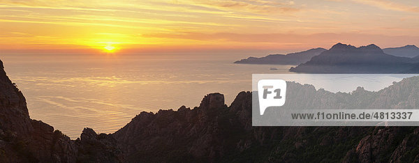 Blick über die Calanche auf den Golf von Porto  Korsika  Frankreich  Europa