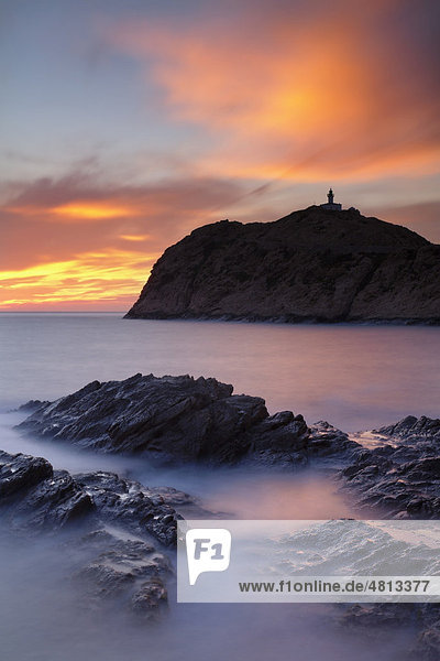 Halbinsel L'lle-Rousse mit dem Leuchtturm da le Pietra bei Sonnenuntergang  Korsika  Frankreich  Europa