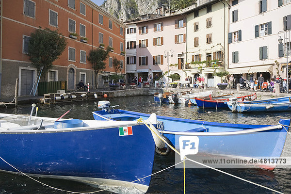 Blaue Boote im Hafen von Limone  Gardasee  Lombardei  Italien  Europa