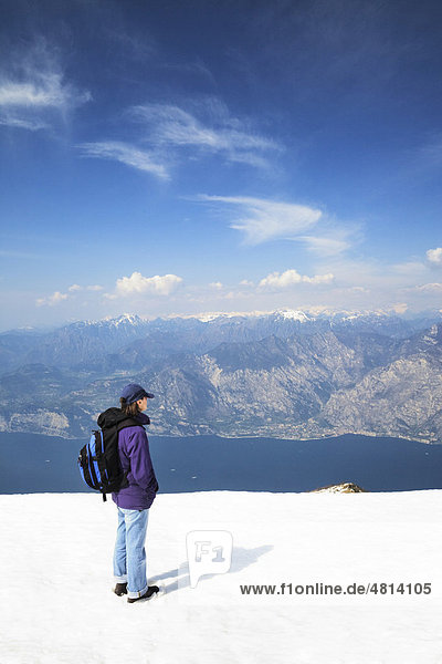 Bergwanderer genießt die Aussicht vom Monte Baldo auf den Gardasee und die Alpen  Gardasee  Lombardei  Italien  Europa