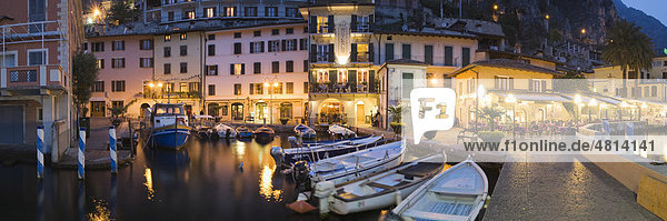 Beleuchtete Promenade am Hafen von Limone am Abend  Gardasee  Lombardei  Italien  Europa