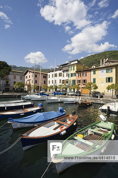 Boote im Hafen von Gargnano  Gardasee  Lombardei  Italien  Europa