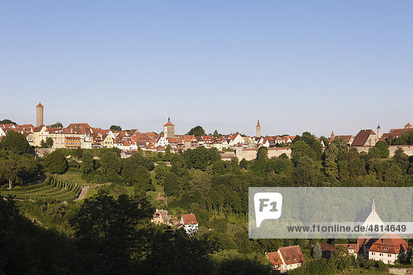 Blick vom Burggarten über Rothenburg ob der Tauber  Romantische Straße  Mittelfranken  Franken  Bayern  Deutschland  Europa