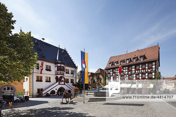 Marktplatz mit Rathaus  Volkach  Mainfranken  Unterfranken  Franken  Bayern  Deutschland  Europa