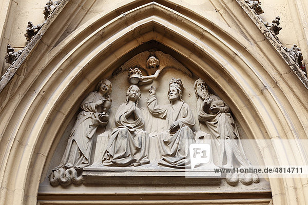 Krönung Marias  Tympanon im Westportal  Kirche St. Johannes  Kitzingen  Mainfranken  Unterfranken  Franken  Bayern  Deutschland  Europa