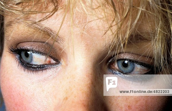 close up of a woman´s eyes looking anxiously around