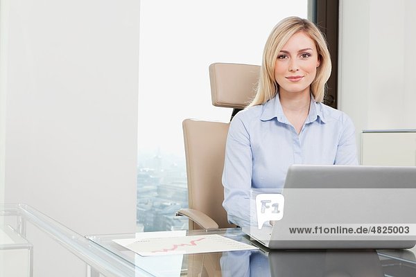 Geschäftsfrau mit Laptop  Portrait