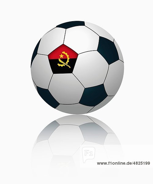 Angolanische Flagge auf Fußball  Nahaufnahme