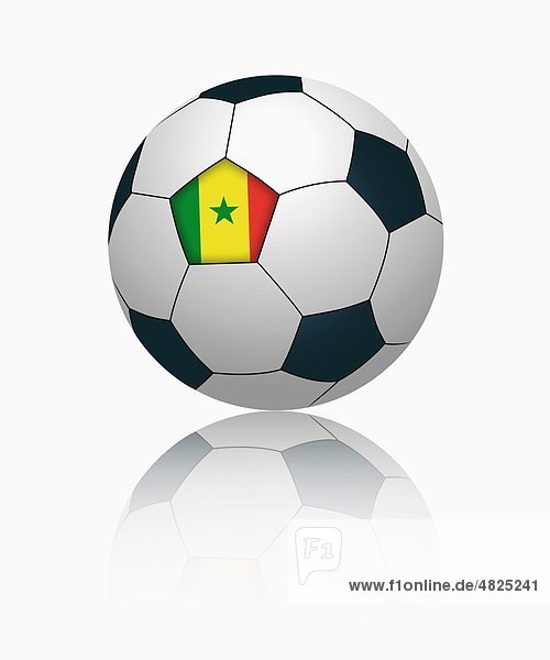 Senegalesische Flagge auf Fußball  Nahaufnahme