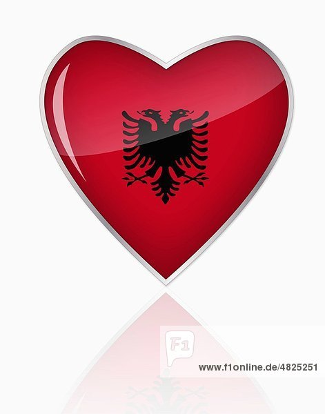 Albanische Flagge in Herzform auf weißem Hintergrund