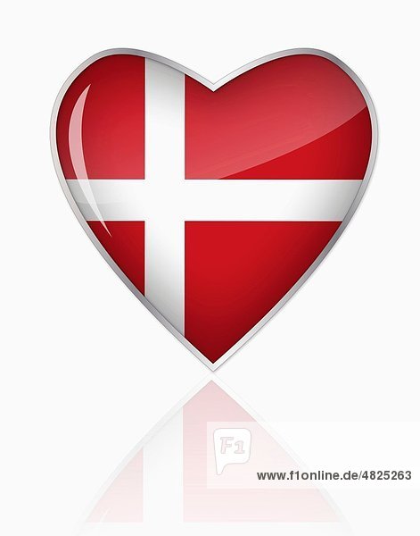 Dänische Flagge in Herzform auf weißem Hintergrund