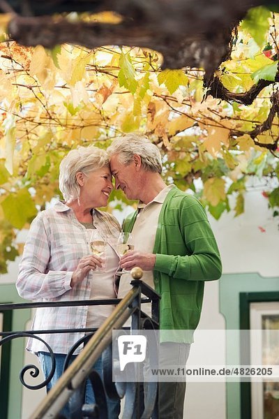 Italien  Südtirol  Ehepaar mit Weinglas im Gästehaus