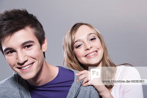 Teenager Mädchen und Junge lächelnd  Portrait
