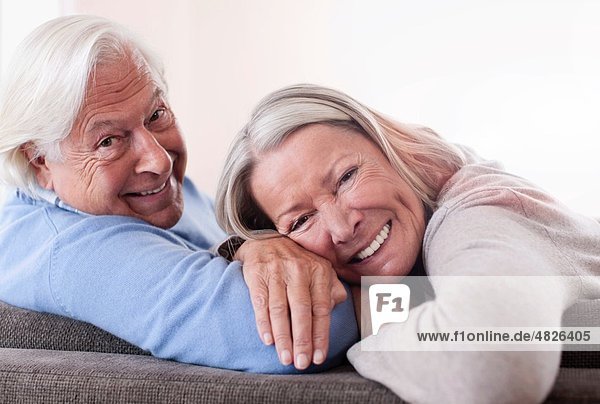 Deutschland  Wakendorf  Seniorenpaar lächelnd  Portrait