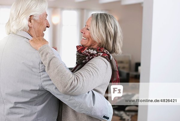 Deutschland  Wakendorf  Seniorenpaar tanzend  lächelnd