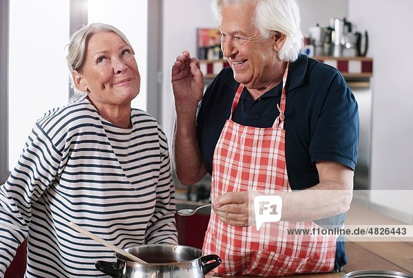 Deutschland  Wakendorf  Seniorenpaar in der Küche