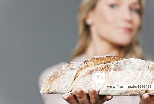 Mittlere erwachsene Frau mit Brot