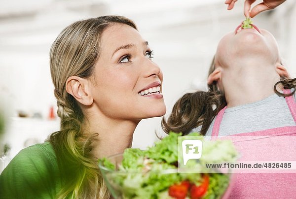 Deutschland  Mutter und Tochter bei der Zubereitung von Salat