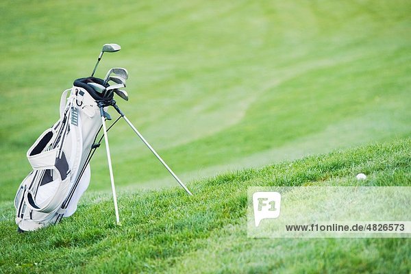 Italien  Kastelruth  Golftasche mit Golfschlägern auf dem Golfplatz