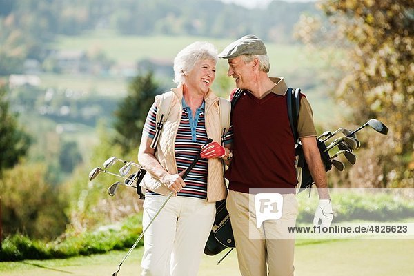 Italien  Kastelruth  reifes Paar auf dem Golfplatz  lächelnd