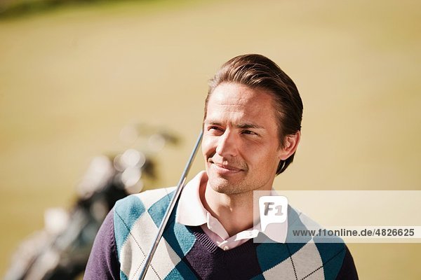Italien  Kastelruth  Mittlerer Erwachsener Mann mit Golftasche auf dem Golfplatz