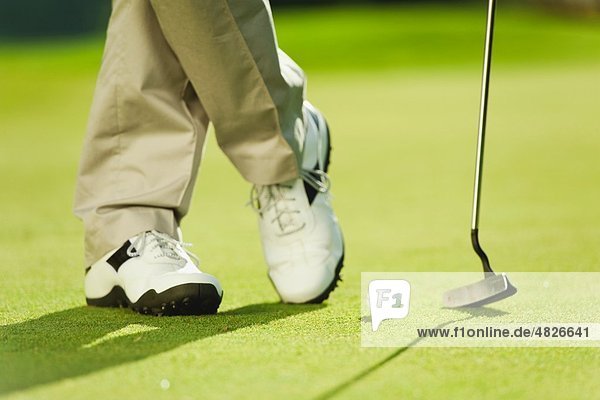 Italien  Kastelruth  Mittlerer Erwachsener mit Golfschläger auf dem Golfplatz