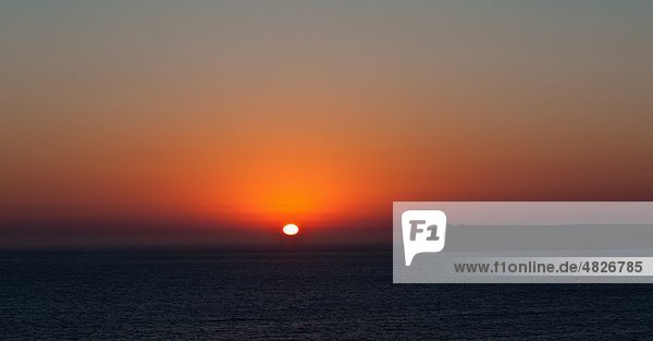 Portugal  Algarve  Sagres  Blick auf cabo de sao vicente bei Sonnenuntergang