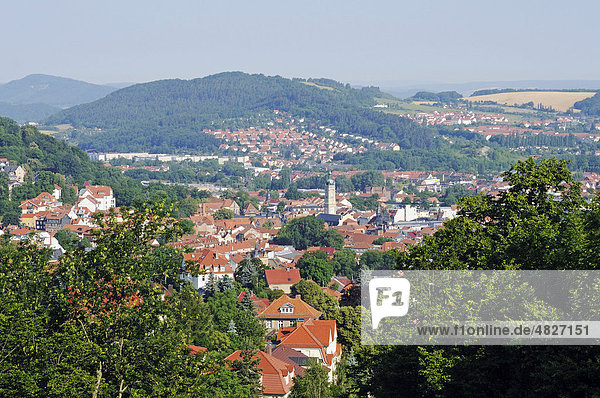 Blick vom Burschenschaftsdenkmal auf der Göpelskuppe auf die Stadt Eisenach  Thüringen  Deutschland  Europa