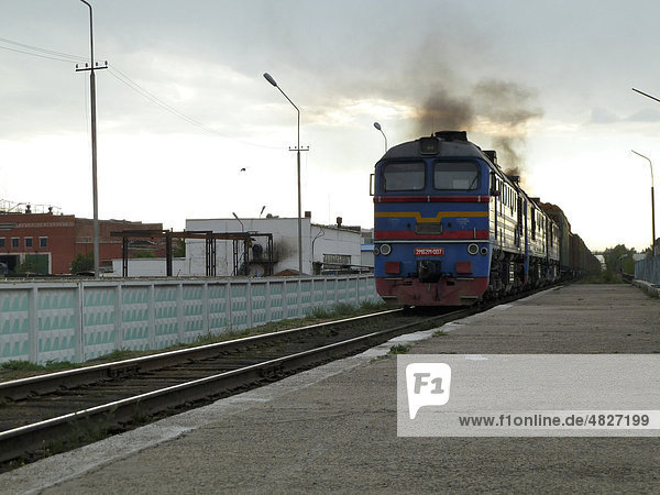 Diesellokomotive zieht Güterzug auf der transmongolischen Einsenbahnlinie aus Ulanbator heraus Richtung Süden  Ulanbator  Mongolei  Asien