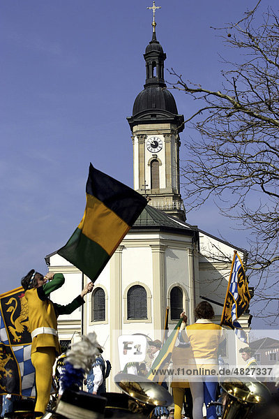 Fahnenschwinger Tanz bei der St. Georg Parade Pferdeparade Traunstein Oberbayern Deutschland Europa