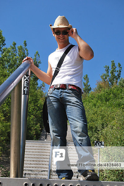 Tourist im Ruhrgebiet  junger Mann auf der Treppe zum Tetraeder  Industriekultur  Halde in Bottrop  Ruhrgebiet  Metropole Ruhr  Nordrhein-Westfalen  Deutschland  Europa