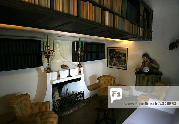 Bibliothek in Salvador Dali's Villa in Portlligat  Katalonien  Spanien  Europa