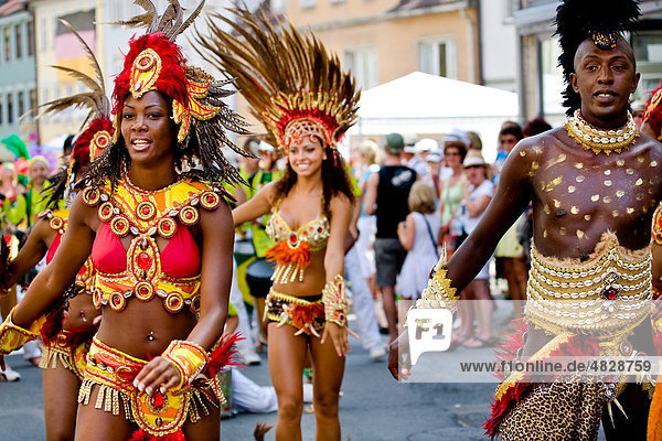 Tänzerinnen und Tänzer beim Samba-Festival  Coburg  Bayern  Deutschland  Europa